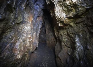 Jak zlikwidować szpary między panelami?